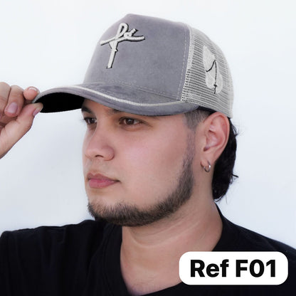 Gorras agropecuarias tipo trucker con malla trasera y cierre snapback ajustable. Frescas, resistentes y perfectas para trabajo en campo o uso diario.