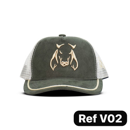 Gorras agropecuarias tipo trucker con malla trasera y cierre snapback ajustable. Frescas, resistentes y perfectas para trabajo en campo o uso diario.