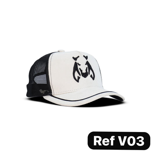 Gorras agropecuarias tipo trucker con malla trasera y cierre snapback ajustable. Frescas, resistentes y perfectas para trabajo en campo o uso diario.