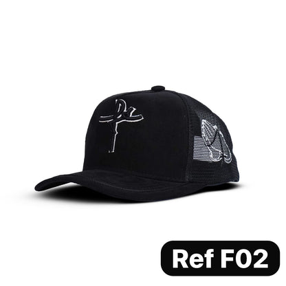 Gorras agropecuarias tipo trucker con malla trasera y cierre snapback ajustable. Frescas, resistentes y perfectas para trabajo en campo o uso diario.