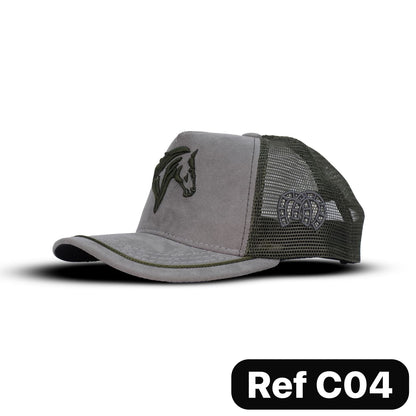 Gorras agropecuarias tipo trucker con malla trasera y cierre snapback ajustable. Frescas, resistentes y perfectas para trabajo en campo o uso diario.