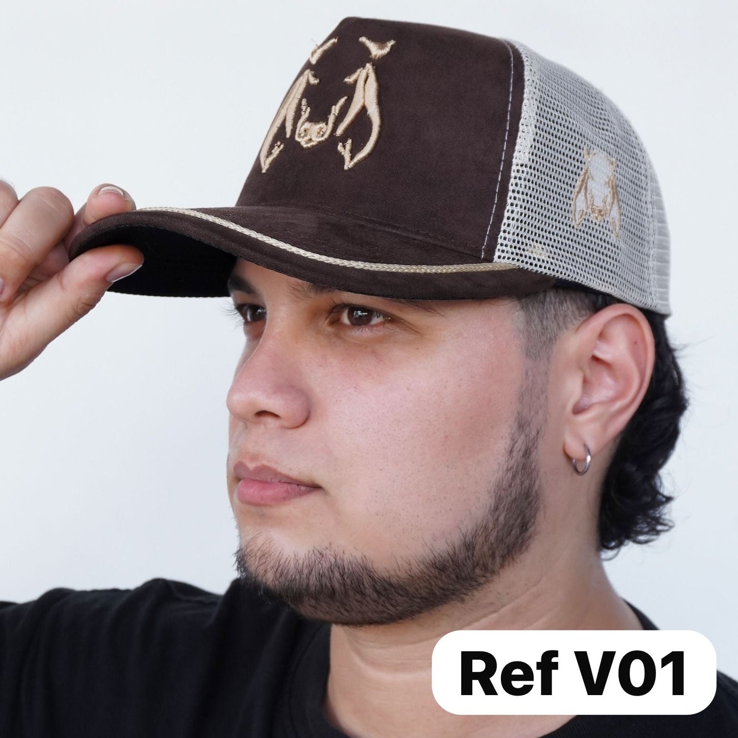 Gorras agropecuarias tipo trucker con malla trasera y cierre snapback ajustable. Frescas, resistentes y perfectas para trabajo en campo o uso diario.
