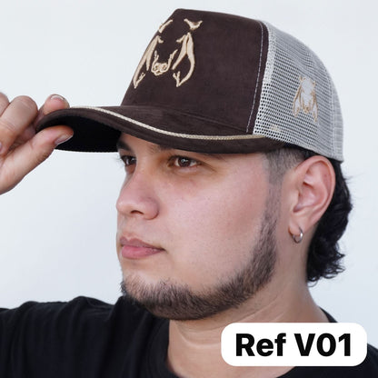Gorras agropecuarias tipo trucker con malla trasera y cierre snapback ajustable. Frescas, resistentes y perfectas para trabajo en campo o uso diario.
