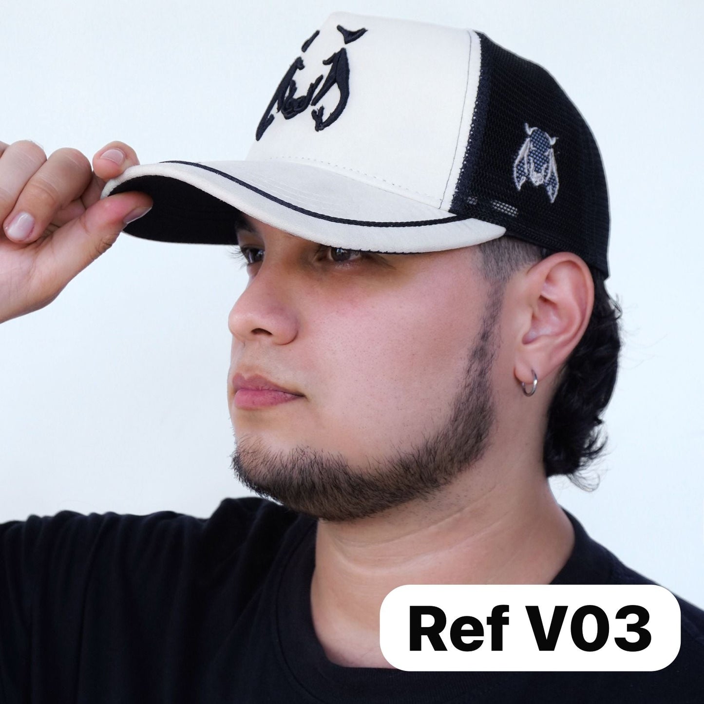 Gorras agropecuarias tipo trucker con malla trasera y cierre snapback ajustable. Frescas, resistentes y perfectas para trabajo en campo o uso diario.