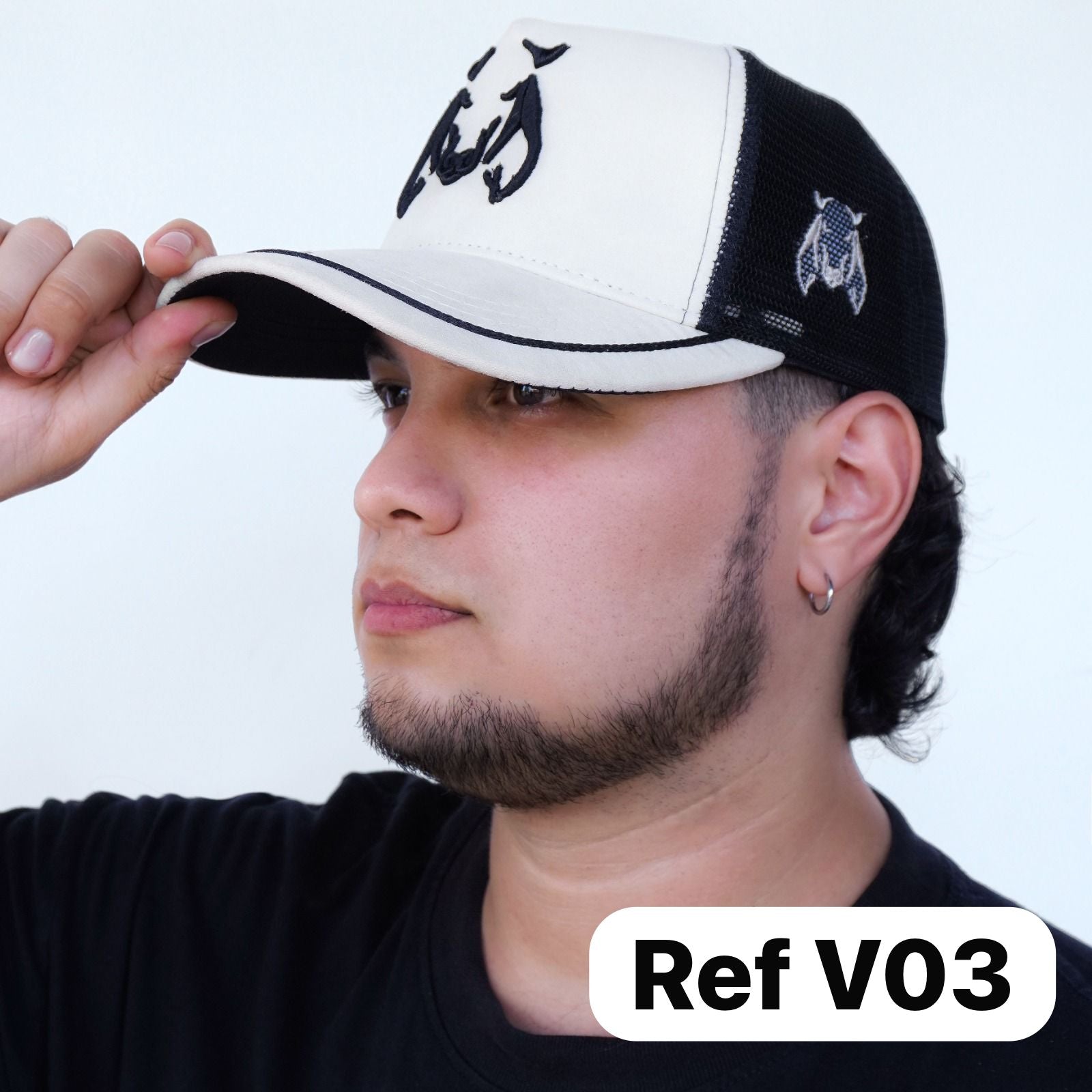 Gorras agropecuarias tipo trucker con malla trasera y cierre snapback ajustable. Frescas, resistentes y perfectas para trabajo en campo o uso diario.