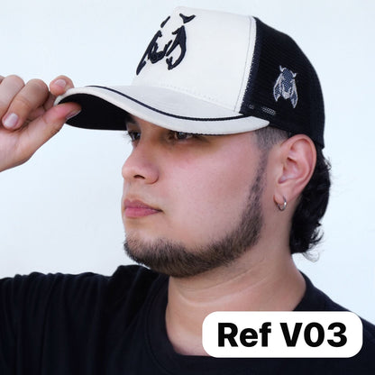 Gorras agropecuarias tipo trucker con malla trasera y cierre snapback ajustable. Frescas, resistentes y perfectas para trabajo en campo o uso diario.