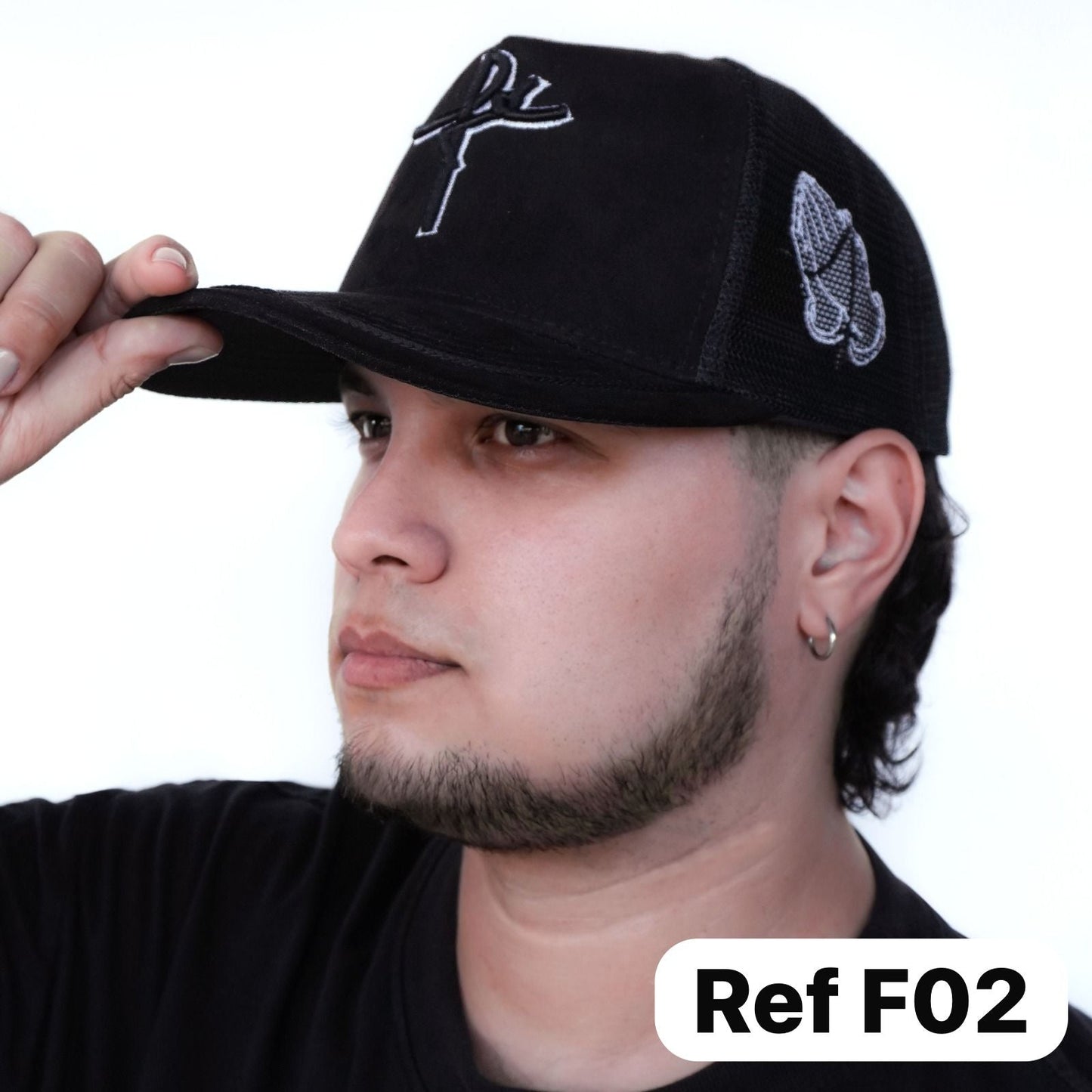 Gorras agropecuarias tipo trucker con malla trasera y cierre snapback ajustable. Frescas, resistentes y perfectas para trabajo en campo o uso diario.