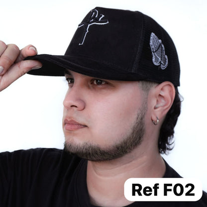 Gorras agropecuarias tipo trucker con malla trasera y cierre snapback ajustable. Frescas, resistentes y perfectas para trabajo en campo o uso diario.