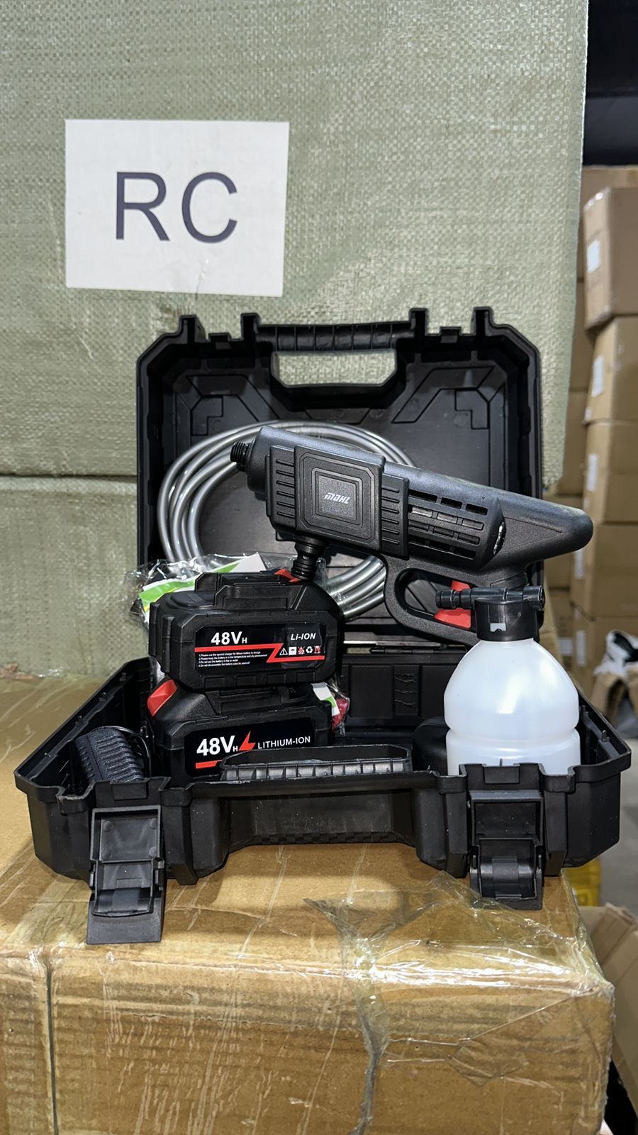 Hidrolavadora inalámbrica 48V portátil con 2 baterías, 464 PSI y accesorios para limpieza de autos y hogar.