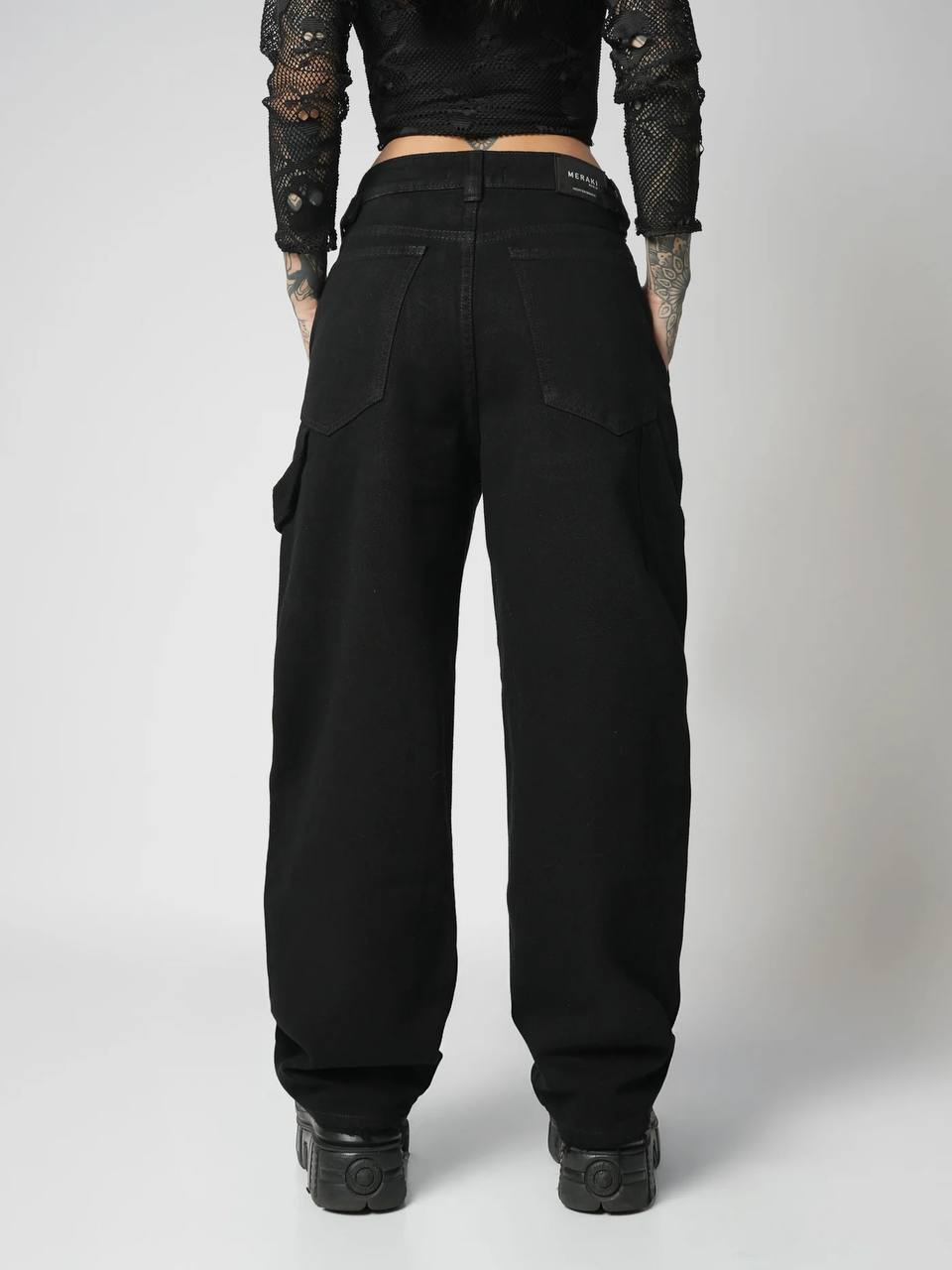 Compra jean baggy negro en denim rígido con riata lateral, disponible en tallas 6 a 14. Moda urbana femenina con envío rápido en Colombia.