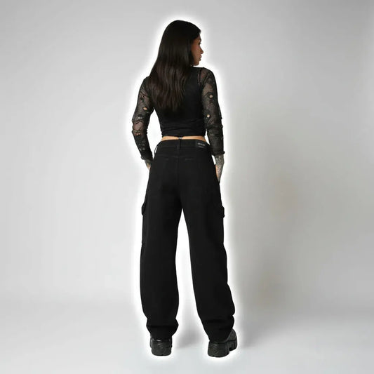 Compra jean baggy negro en denim rígido con riata lateral, disponible en tallas 6 a 14. Moda urbana femenina con envío rápido en Colombia.