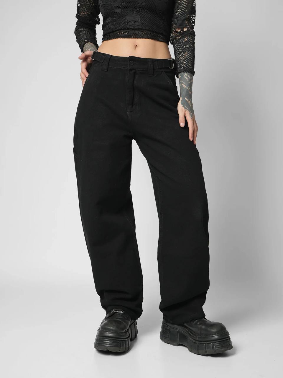 Compra jean baggy negro en denim rígido con riata lateral, disponible en tallas 6 a 14. Moda urbana femenina con envío rápido en Colombia.