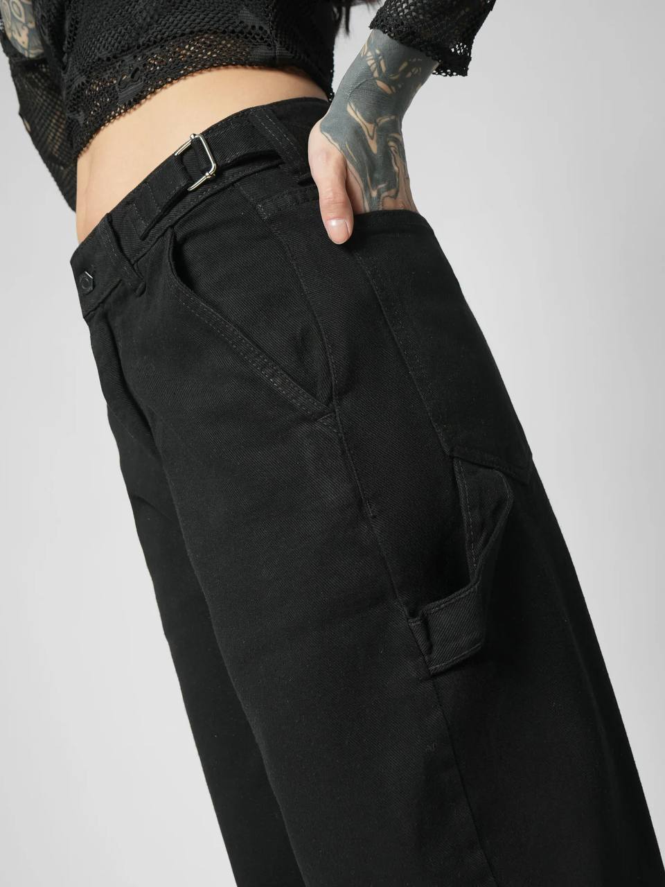 Compra jean baggy negro en denim rígido con riata lateral, disponible en tallas 6 a 14. Moda urbana femenina con envío rápido en Colombia.