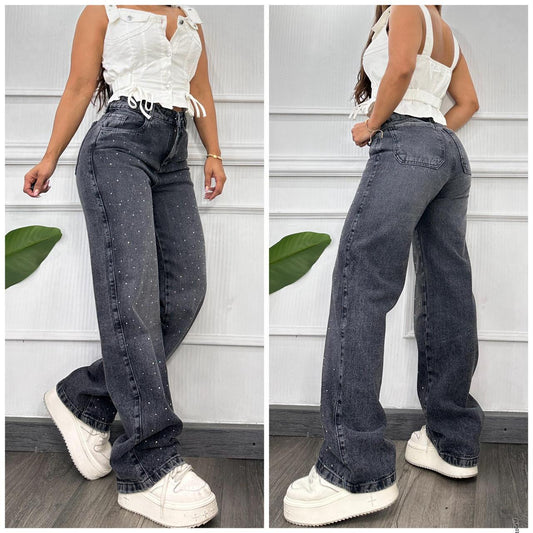 Jean palazzo gris ratón en denim rígido 100% algodón con microbrillos. Tiro medio, bota ancha y disponible en tallas 6 a 14. Ideal para un look moderno y elegante.