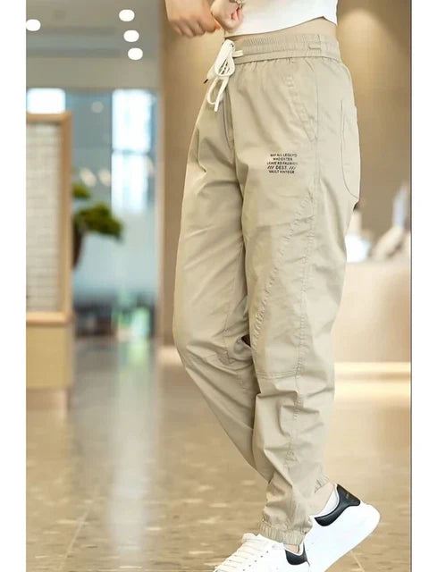 Jogger casual para mujer en algodón y poliéster con cintura elástica y puños ajustados. Cómodo, moderno y perfecto para uso diario en Colombia.