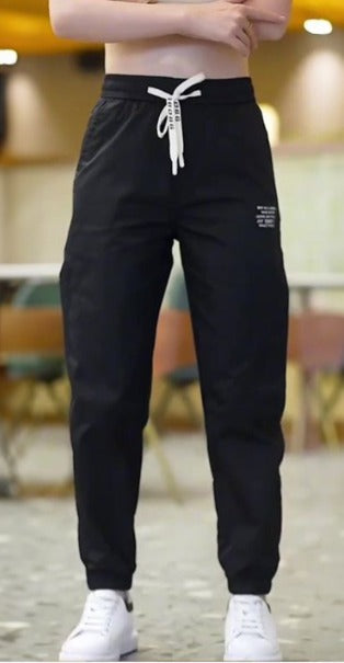 Jogger casual para mujer en algodón y poliéster con cintura elástica y puños ajustados. Cómodo, moderno y perfecto para uso diario en Colombia.