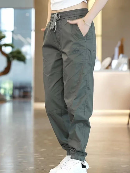 Jogger casual para mujer en algodón y poliéster con cintura elástica y puños ajustados. Cómodo, moderno y perfecto para uso diario en Colombia.