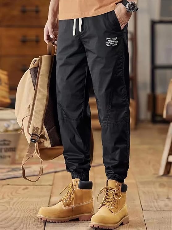 Jogger casual hombre en algodón y poliéster con cintura elástica y puños ajustados. Cómodo, moderno y perfecto para uso diario en Colombia.