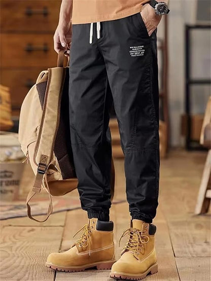 Jogger casual hombre en algodón y poliéster con cintura elástica y puños ajustados. Cómodo, moderno y perfecto para uso diario en Colombia.