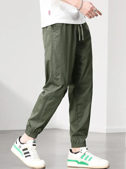 Jogger casual para hombre en algodón y poliéster con cintura elástica y puños ajustados. Cómodo, moderno y perfecto para uso diario en Colombia.