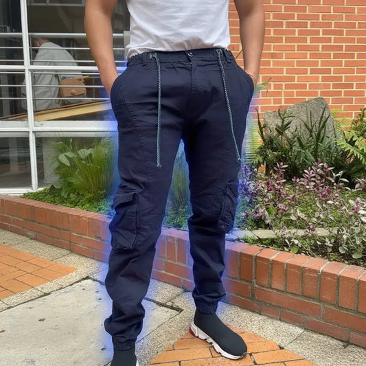 Pantalón jogger para hombre en drill procesado, diseño moderno y resistente. Disponible en tallas 28 a 38 con envío rápido en Colombia.