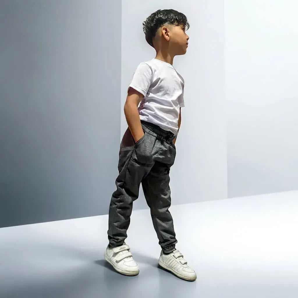 Jogger para niño en algodón premium tipo sudadera, cómodo, resistente y versátil, ideal para uso diario, deporte y looks casuales en Colombia.