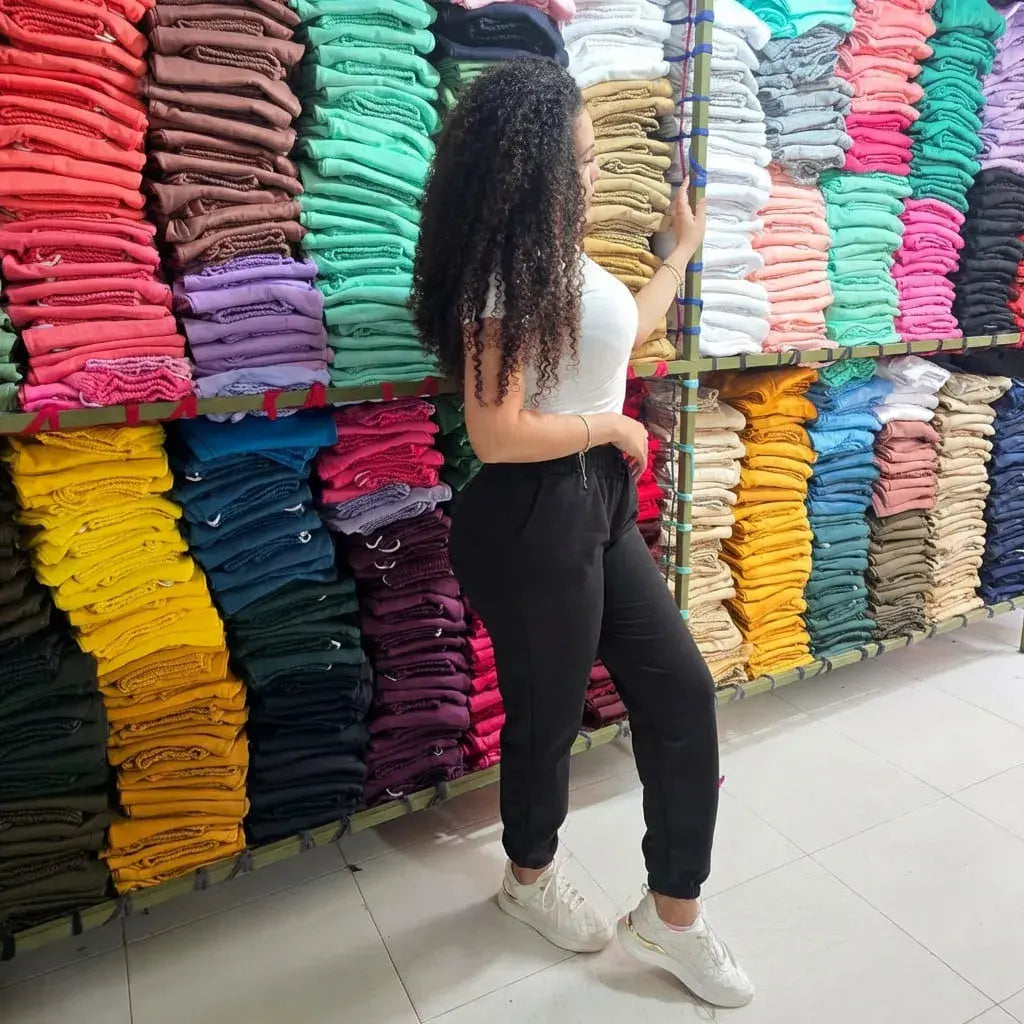 Jogger tipo sudadera en algodón perchado importado gramaje 220, suave, cómodo y resistente, ideal para uso diario, deportivo y urbano en Colombia.