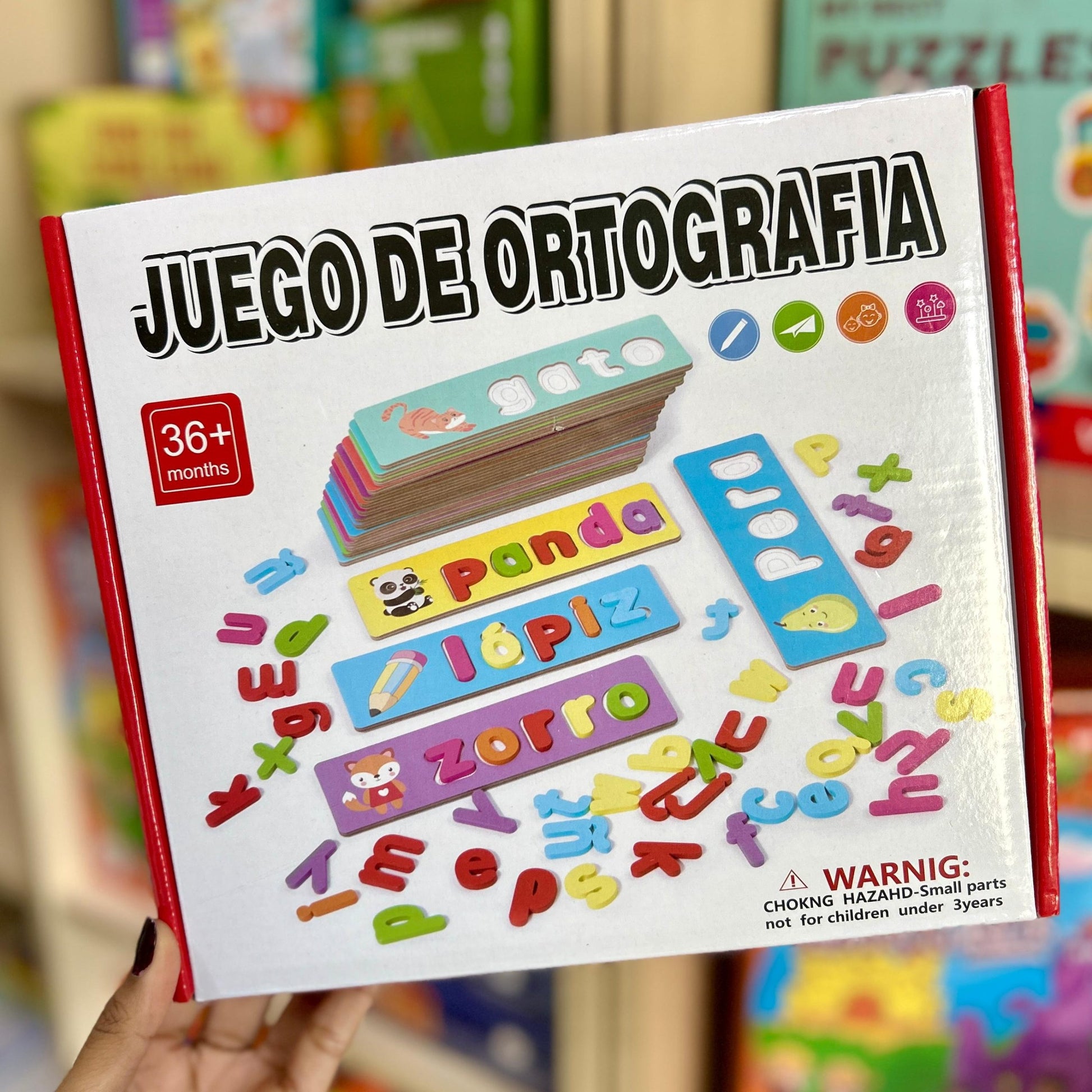 Juego Montessori de ortografía para niños con tarjetas ilustradas y letras en madera. Estimula lectura, escritura, concentración y motricidad fina de forma didáctica.