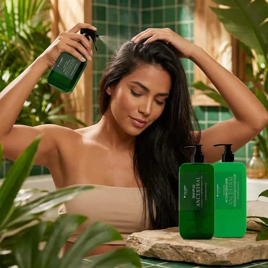 Kit capilar anticaída ancestral premium con shampoo, tónico y acondicionador. Ayuda a fortalecer el cabello, reducir la caída y estimular el crecimiento natural con ingredientes botánicos. Ideal para tratamiento completo.