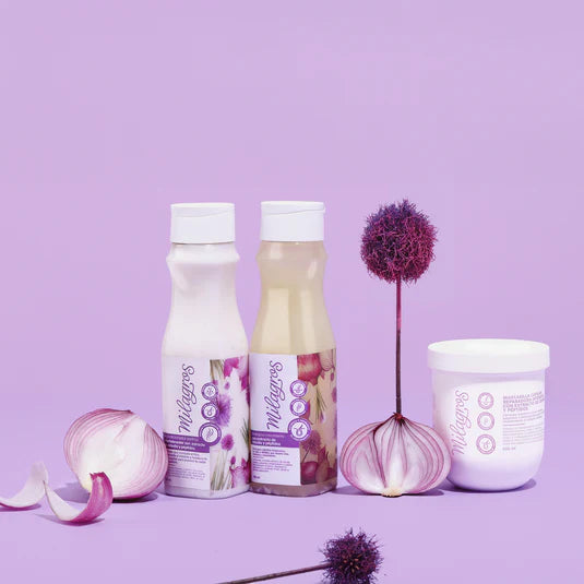 Kit capilar con cebolla y péptidos que ayuda a fortalecer el cabello, controlar el frizz y mejorar su apariencia con uso continuo.