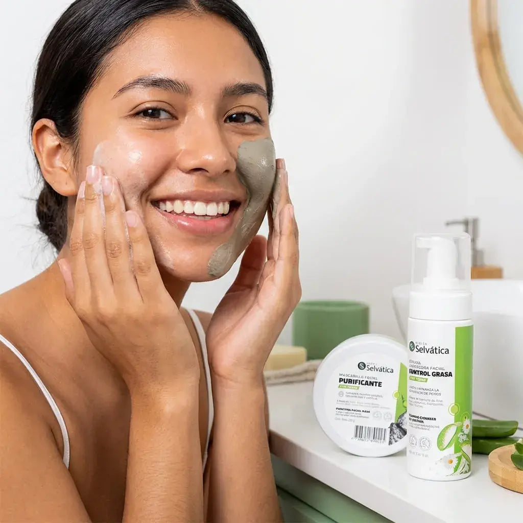 Kit facial para adolescentes con piel grasa. Incluye limpiador y mascarilla purificante que ayudan a controlar imperfecciones y promover una rutina de cuidado facial diaria. Ideal para piel joven.