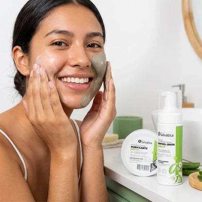 Kit facial para adolescentes con piel grasa. Incluye limpiador y mascarilla purificante que ayudan a controlar imperfecciones y promover una rutina de cuidado facial diaria. Ideal para piel joven.