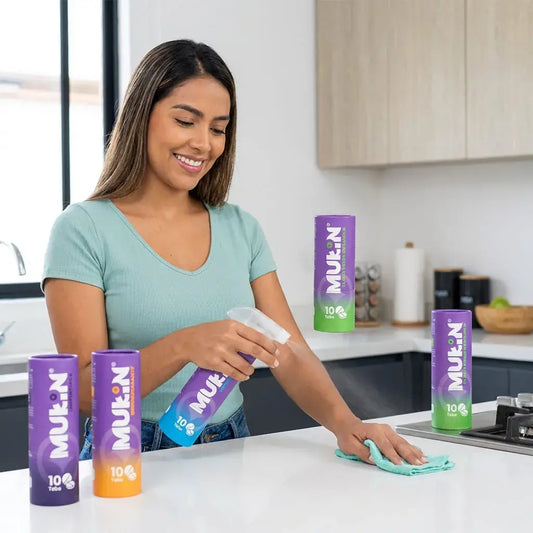 Kit de limpieza ecológico con desengrasante, cloro verde, limpiapisos y limpiavidrios en tabletas biodegradables con envases reutilizables.
