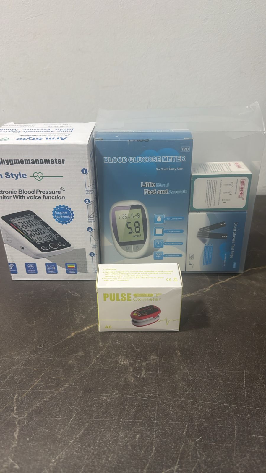 Kit salud 3 en 1 con tensiómetro con voz, glucómetro con 50 tiras y oxímetro portátil para uso en casa.