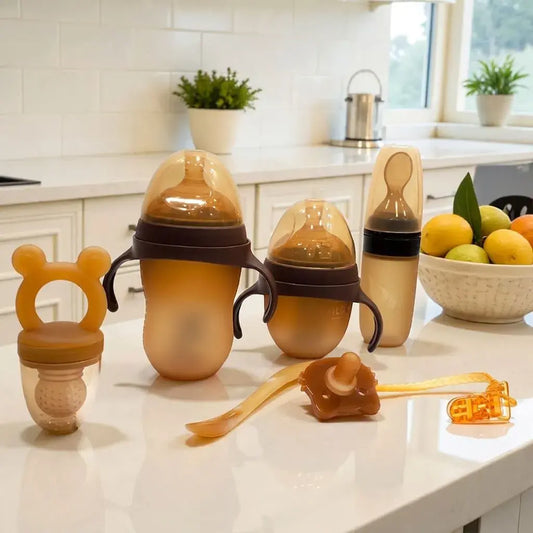 Kit de alimentación para bebé en silicona libre de BPA con biberones, cuchara y accesorios. Ideal para destete, primeros alimentos y desarrollo de autonomía.