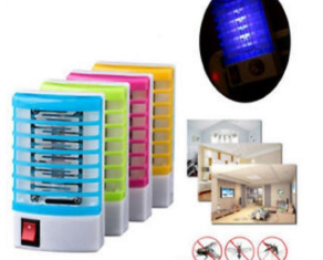 Lámpara LED mata mosquitos de enchufe 4 W, compacta, portátil y sin químicos, ideal para reducir insectos voladores en habitaciones, salas y espacios interiores.