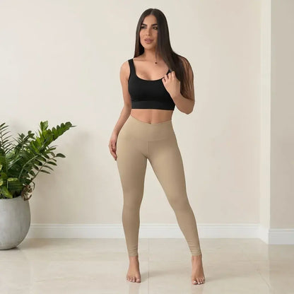 Leggings para mujer en tela suplex gruesa, resistente y elástica. Ideales para entrenamiento, uso diario y outfits casuales en varios colores.