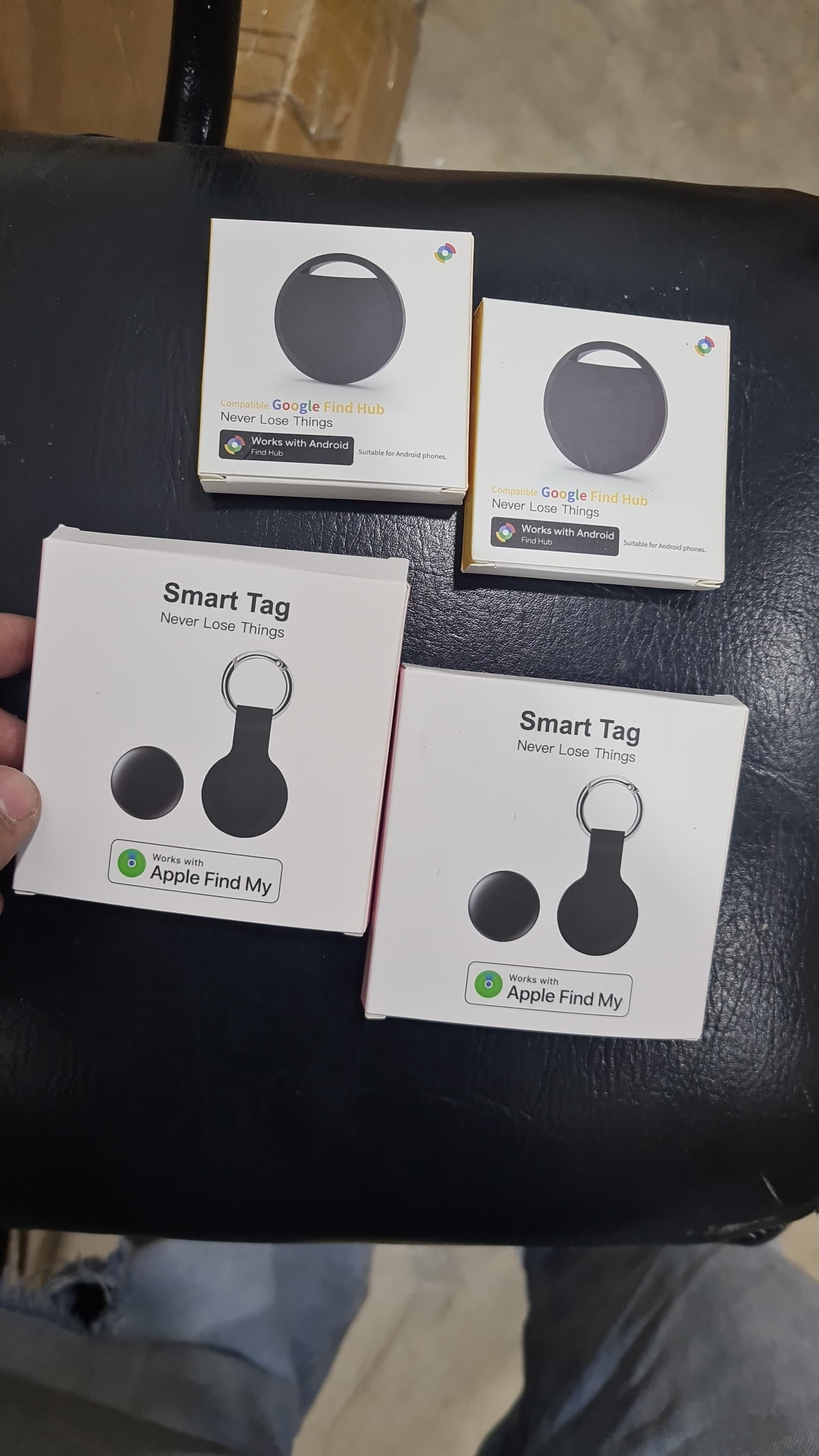Localizador Bluetooth antipérdida para llaves, maletas, mochilas y mascotas, compatible según versión con Apple Find My o Google Find My Device.