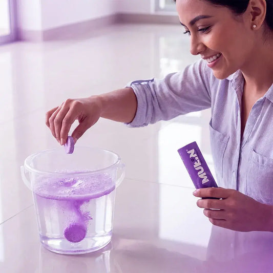 Limpiapisos efervescente biodegradable que desinfecta y realza el brillo sin enjuague. Ideal para todo tipo de pisos y superficies.