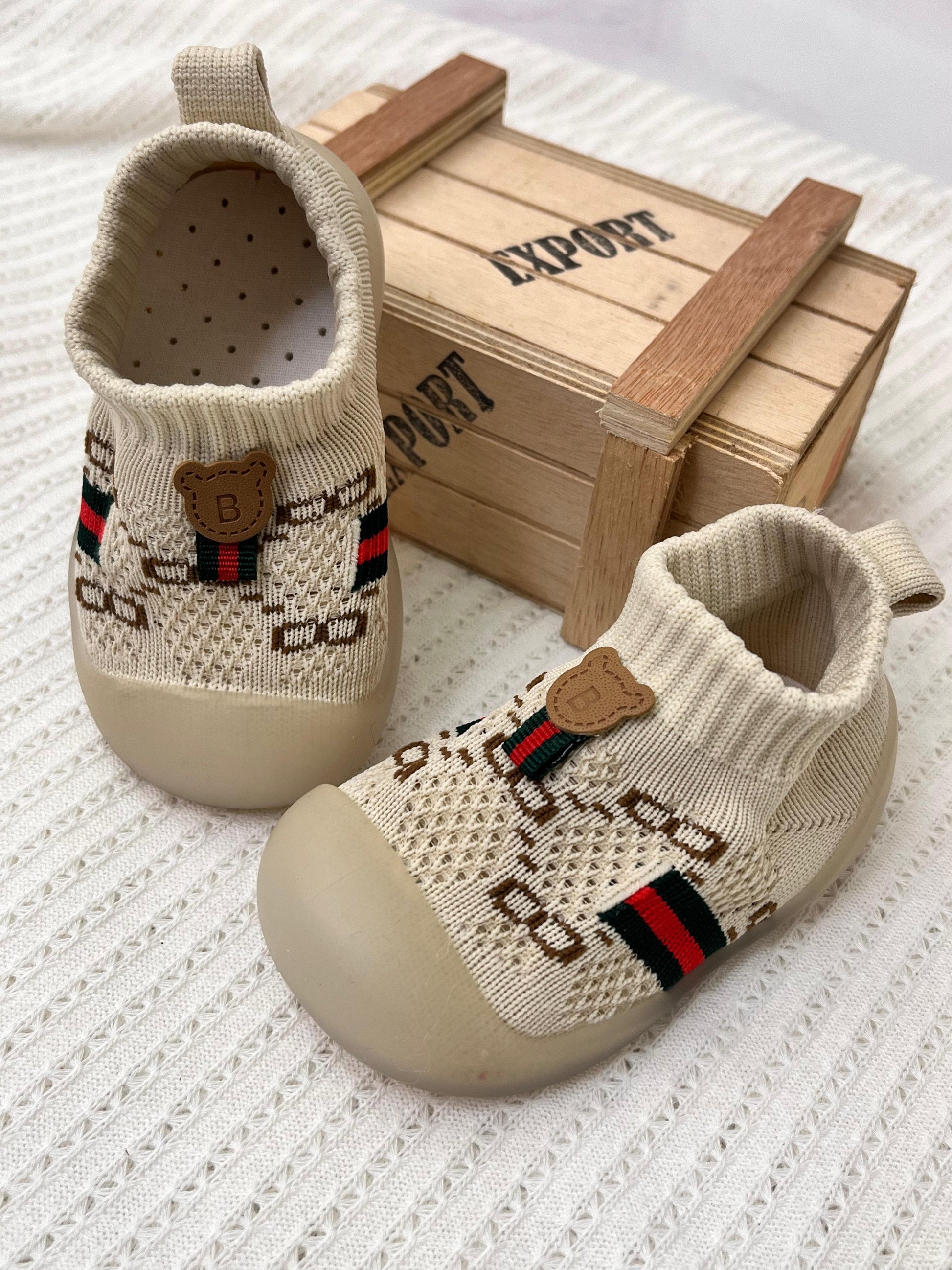 Medias zapato para bebé con suela en goma antideslizante. Diseño cómodo, elegante y seguro para acompañar los primeros pasos con protección y estabilidad.