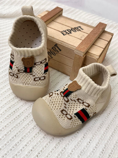 Medias zapato para bebé con suela en goma antideslizante. Diseño cómodo, elegante y seguro para acompañar los primeros pasos con protección y estabilidad.