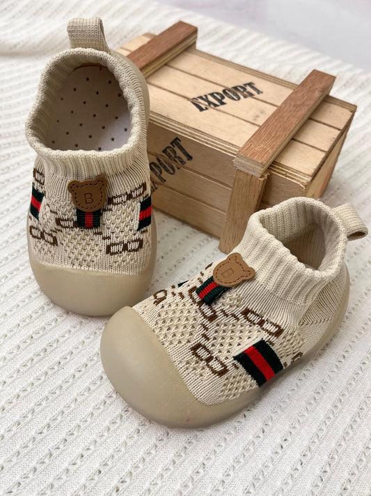Medias zapato para bebé con suela en goma antideslizante. Diseño cómodo, elegante y seguro para acompañar los primeros pasos con protección y estabilidad.