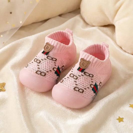 Medias zapato para bebé con suela en goma antideslizante. Diseño cómodo, elegante y seguro para acompañar los primeros pasos con protección y estabilidad.
