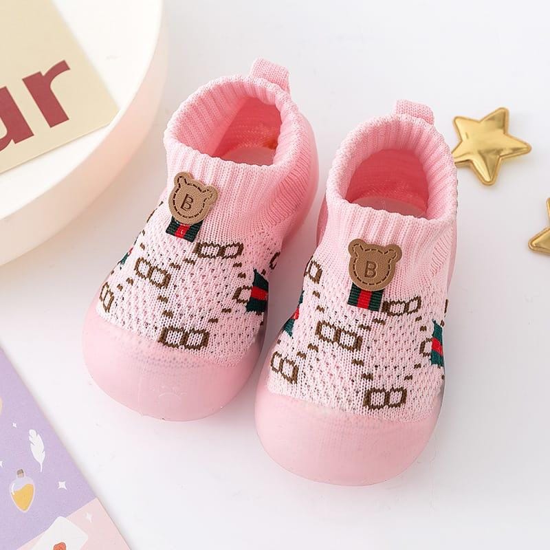 Medias zapato para bebé con suela en goma antideslizante. Diseño cómodo, elegante y seguro para acompañar los primeros pasos con protección y estabilidad.