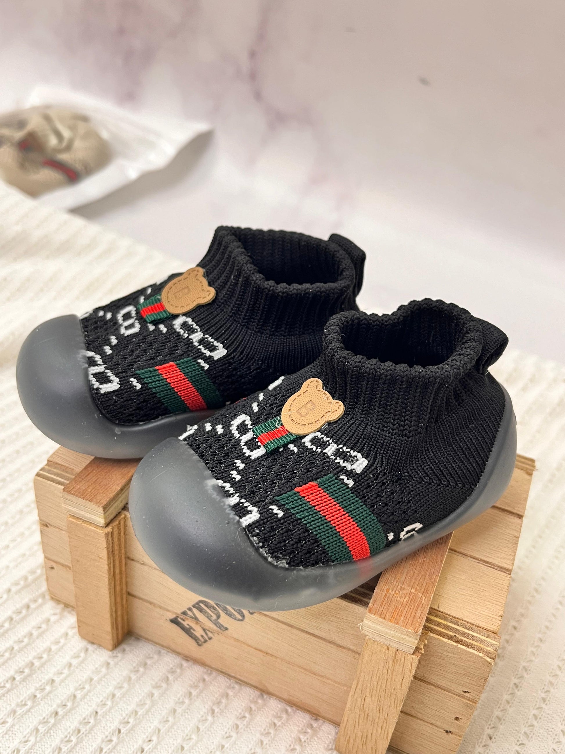 Medias zapato para bebé con suela en goma antideslizante. Diseño cómodo, elegante y seguro para acompañar los primeros pasos con protección y estabilidad.