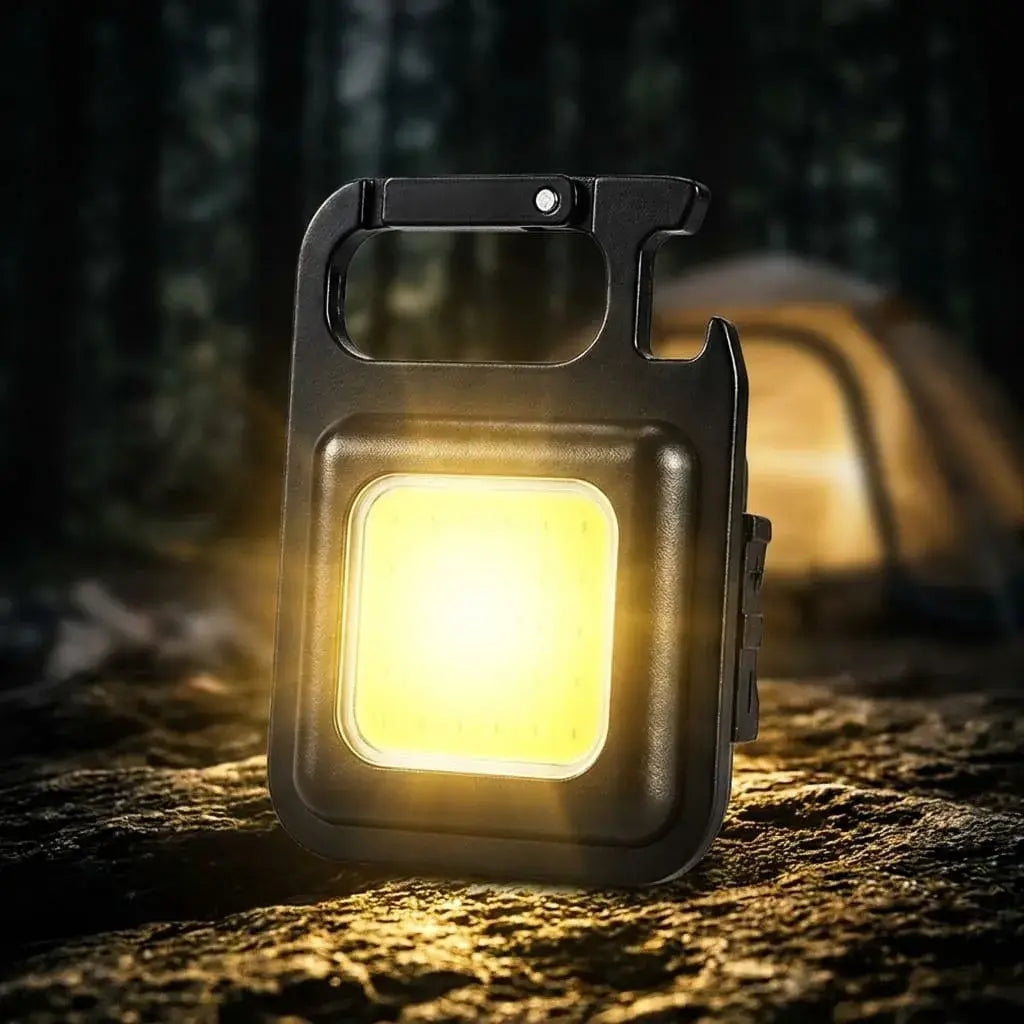 Mini linterna LED COB recargable Tipo C con llavero, imán, soporte plegable y abridor. Compacta, portátil y práctica para hogar, carro y viajes.