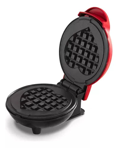 Mini waflera eléctrica en forma de corazón con superficie antiadherente, tamaño compacto y calentamiento uniforme para preparar waffles individuales en desayunos y meriendas.