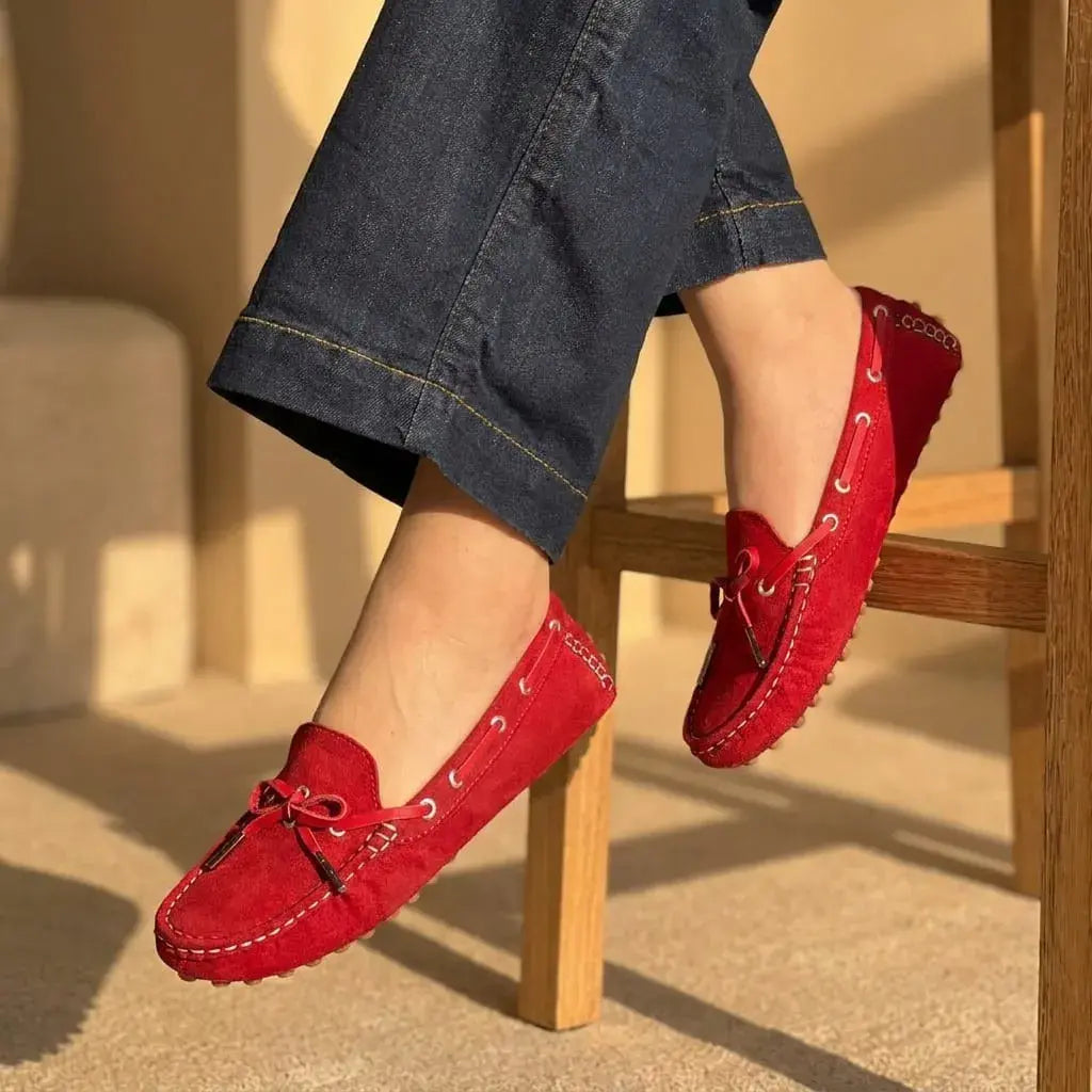 Mocasín para dama en gamuza con plantilla confort, diseño elegante, enchazado y cosido. Ideal para oficina, uso diario, reuniones y looks casuales.