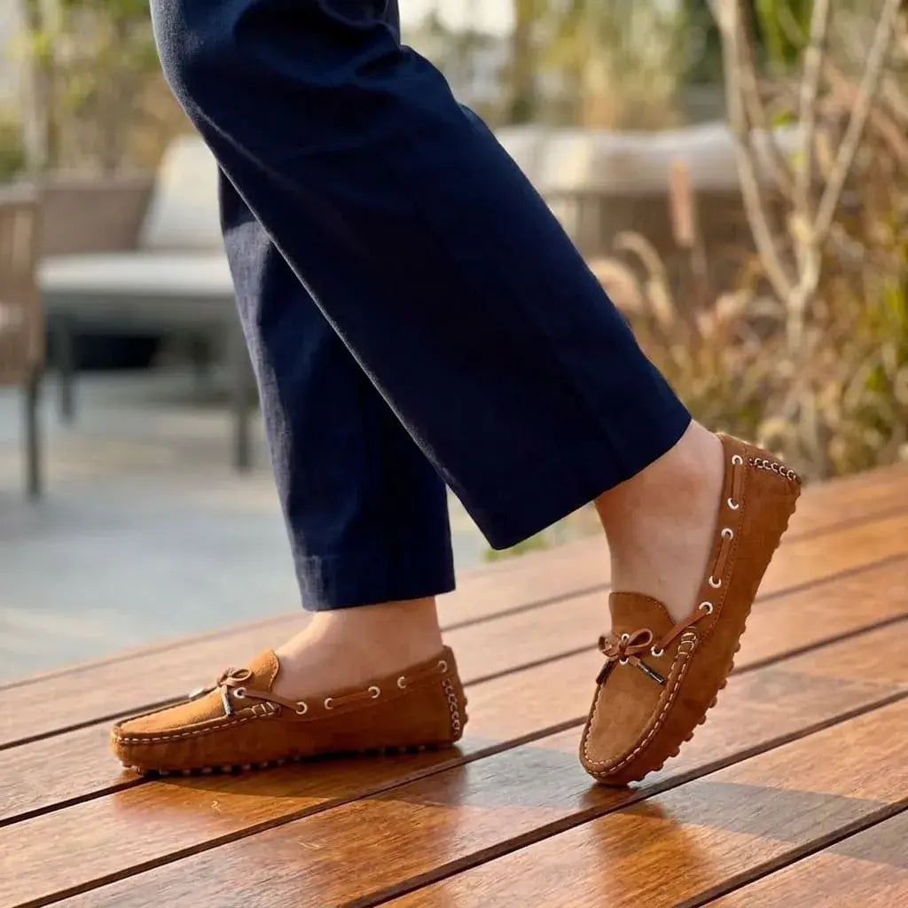 Mocasín para dama en gamuza con plantilla confort, diseño elegante, enchazado y cosido. Ideal para oficina, uso diario, reuniones y looks casuales.