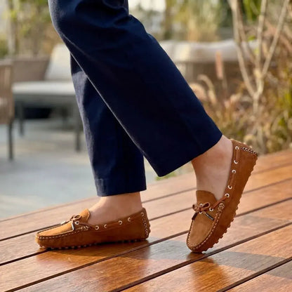 Mocasín para dama en gamuza con plantilla confort, diseño elegante, enchazado y cosido. Ideal para oficina, uso diario, reuniones y looks casuales.